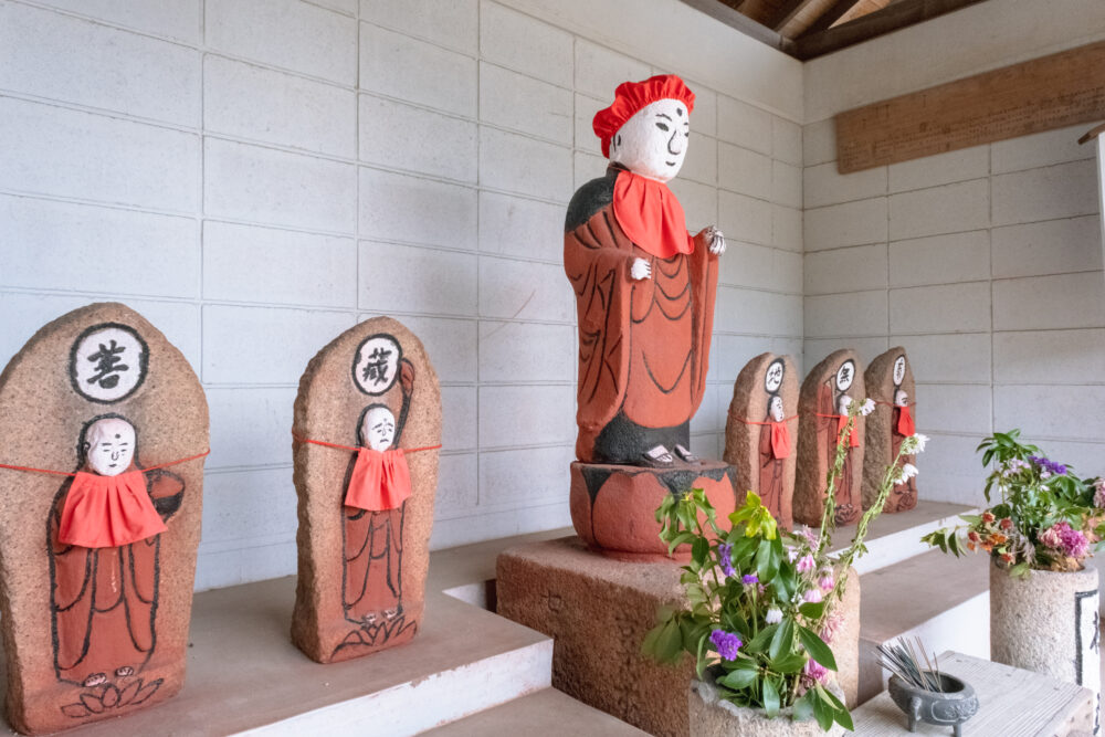 Walking and visit to the temple and shrine, especially “Makeup Jizo statue”